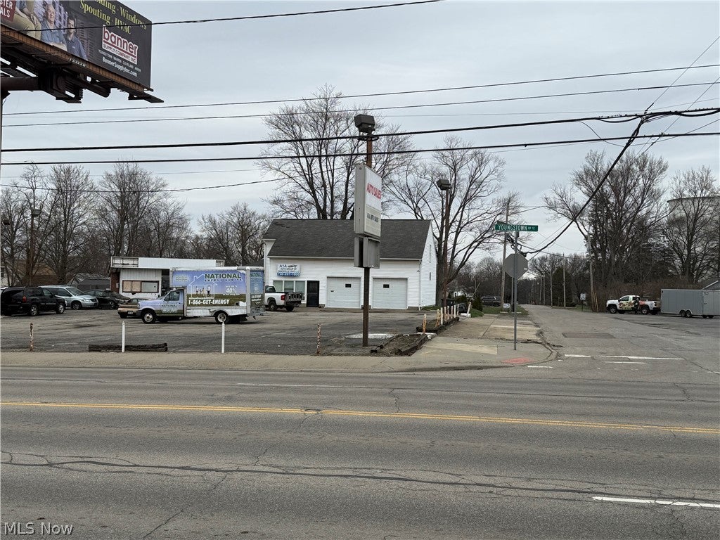 3345 Youngstown Road SE — photo