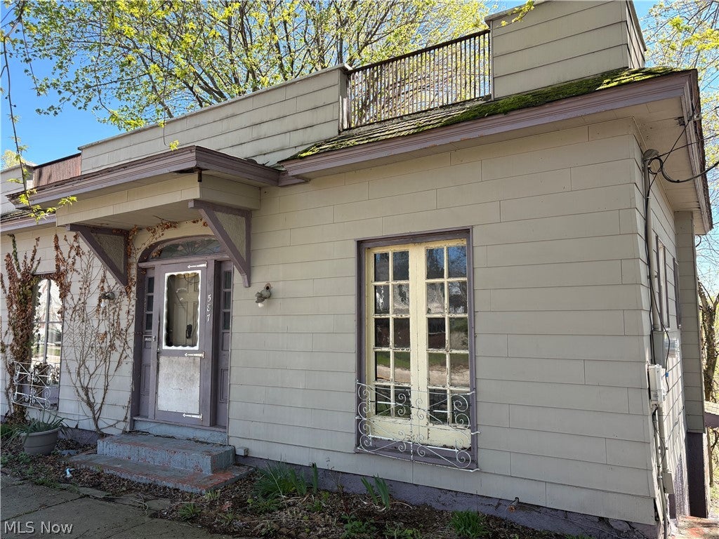 587 Main Street — photo