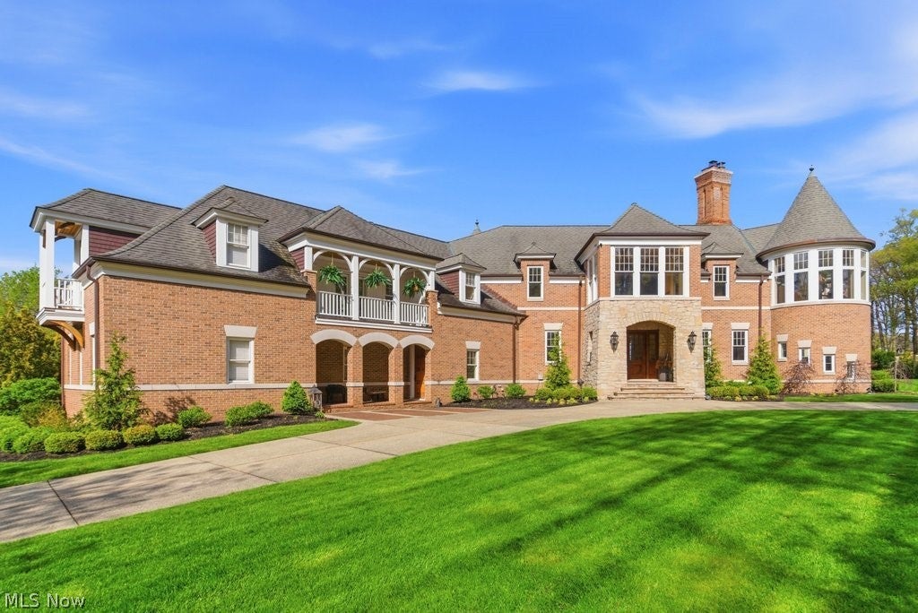 352 Bingham Court — photo