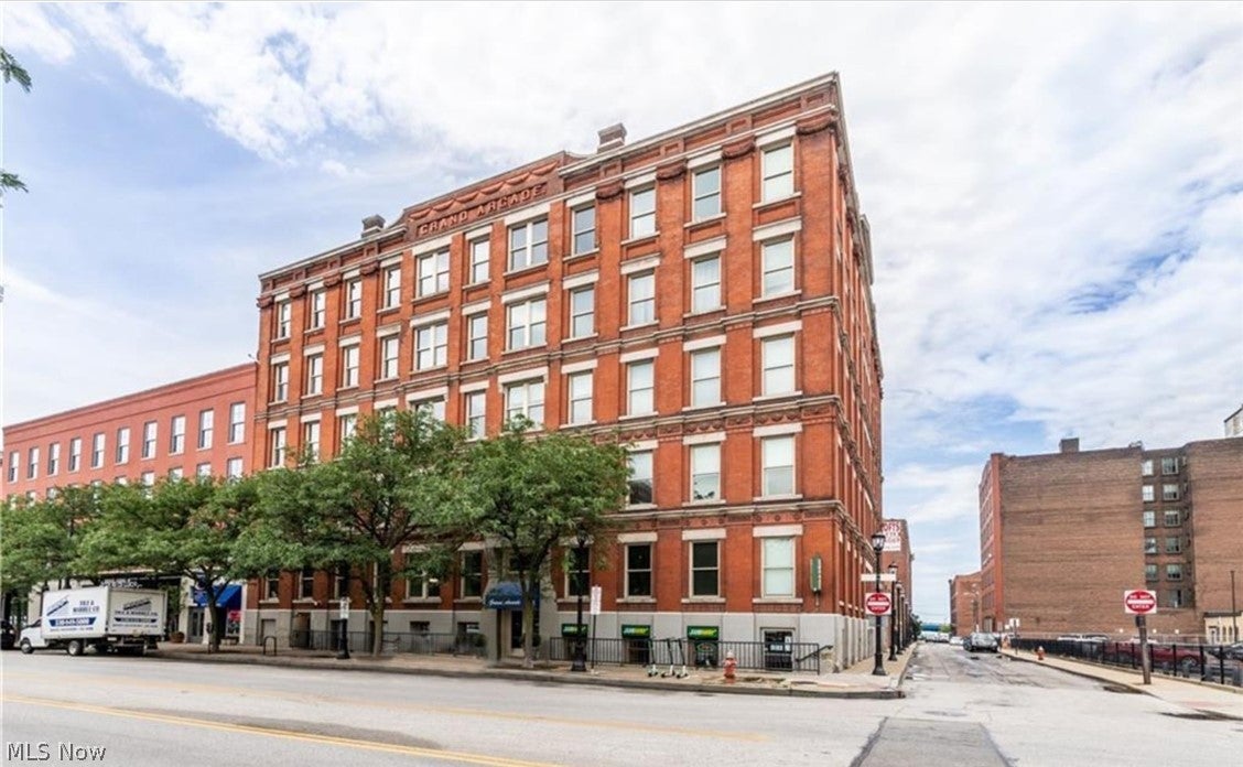 408 W Saint Clair Avenue 607 — photo