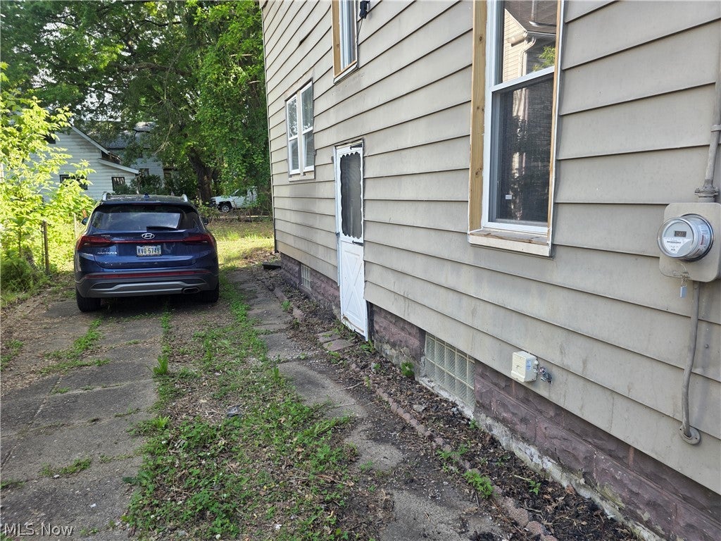 Home in Akron, OH 44304 — photo 2