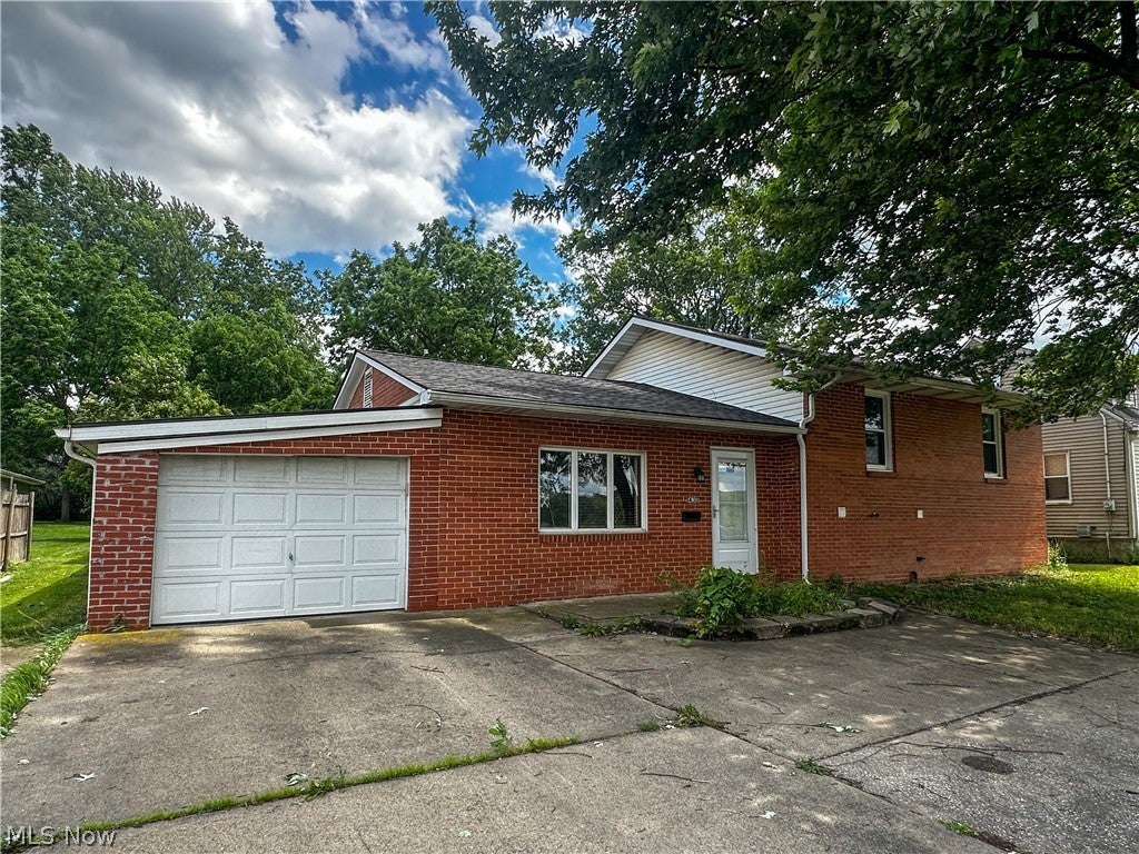 1432 Elm Road NE — photo