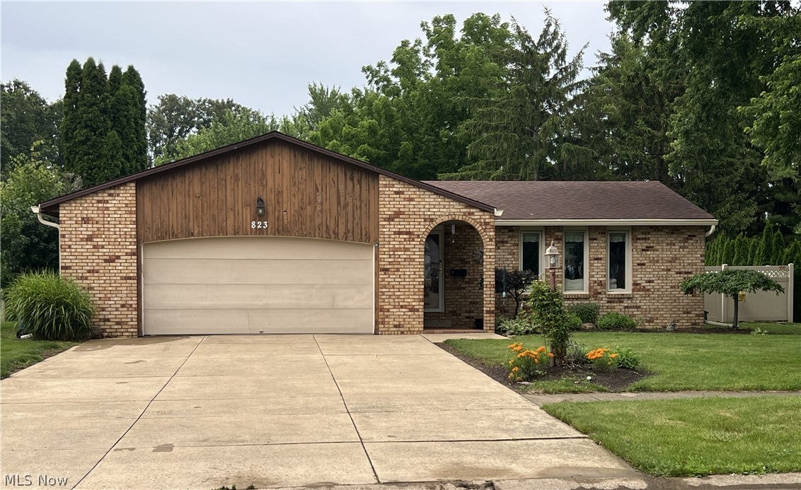 823 Gloucester Drive — photo