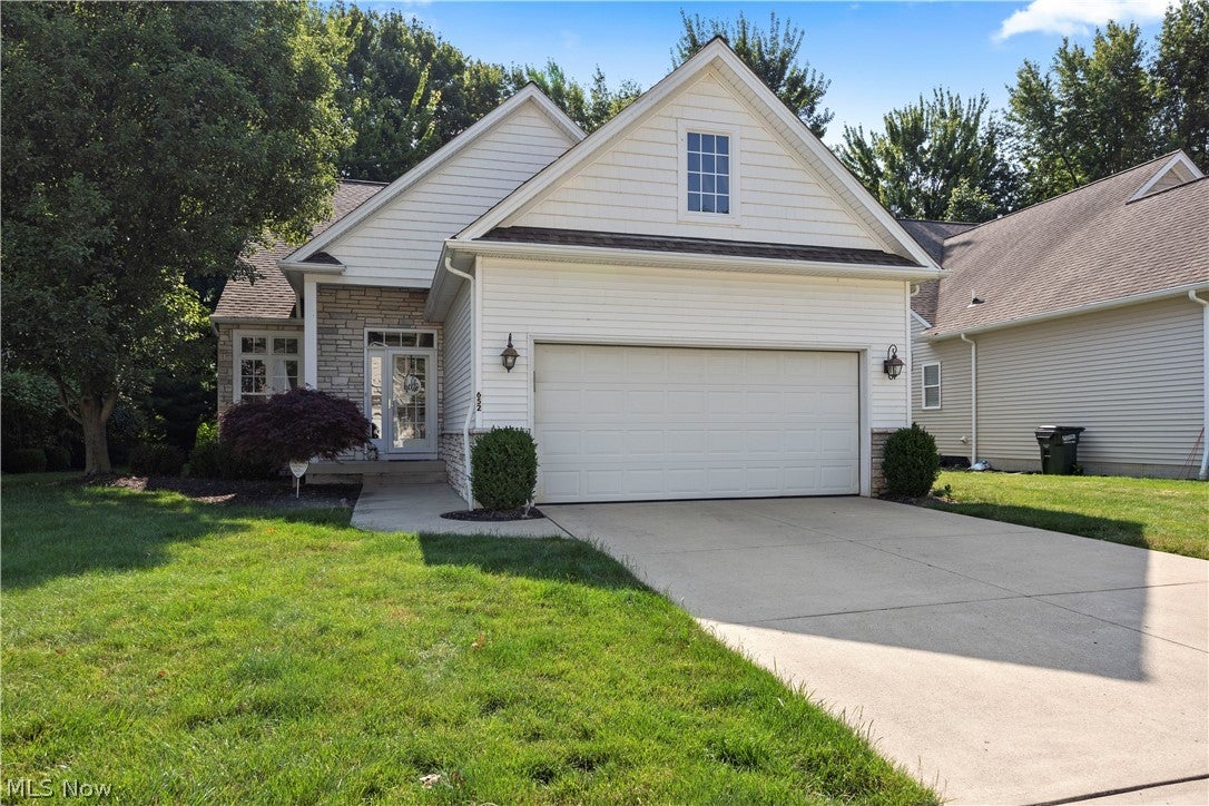 652 Lakeside Drive — photo