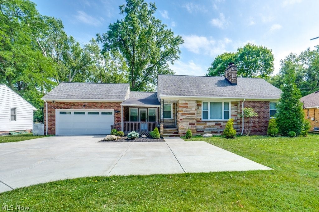 2031 W Pleasant Valley Road — photo