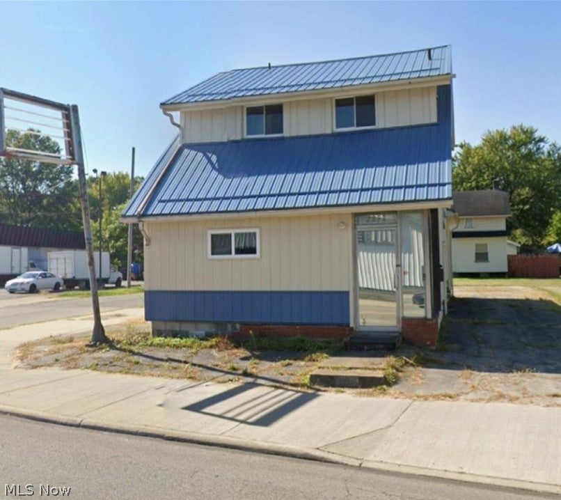 2252 Youngstown Road SE — photo