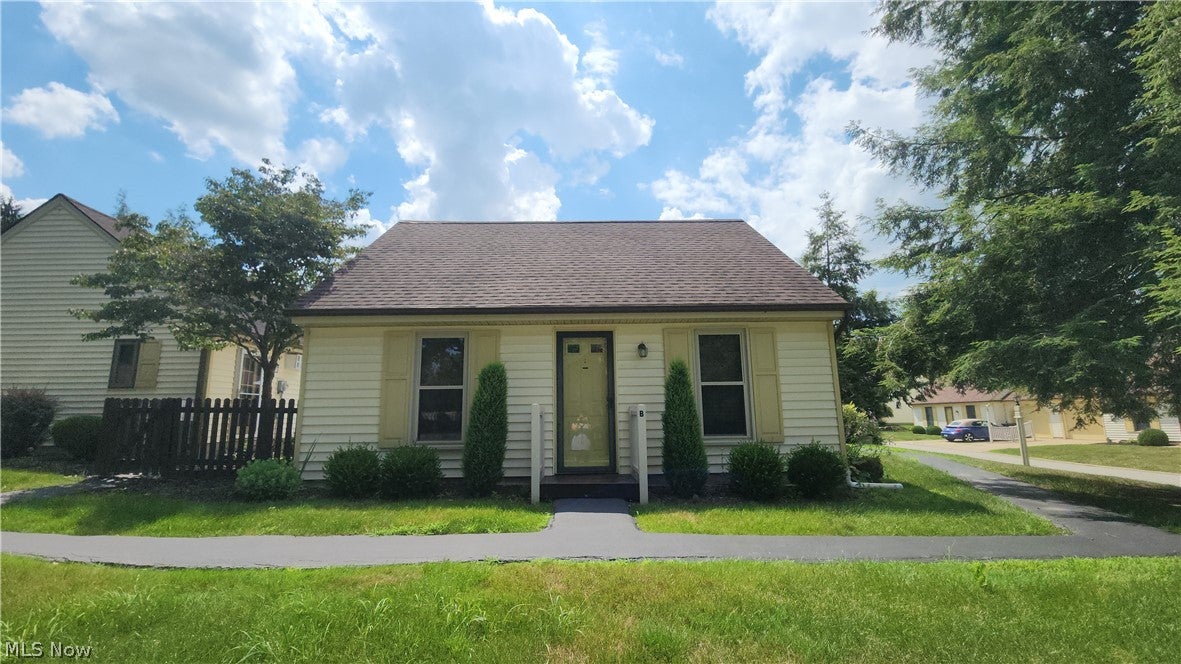 46103 New England Square B — photo