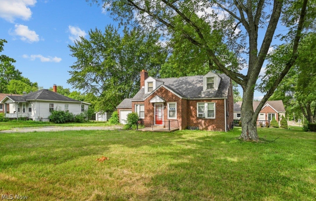 374 Niles Cortland Road SE — photo