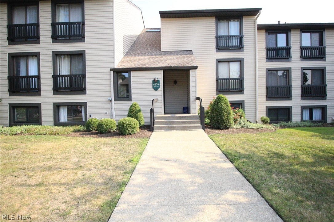 6270 Greenwood 302 — photo