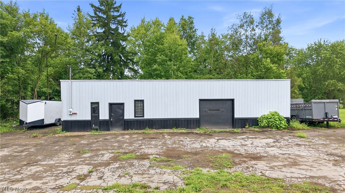 6157 Youngstown Hubbard Road — photo