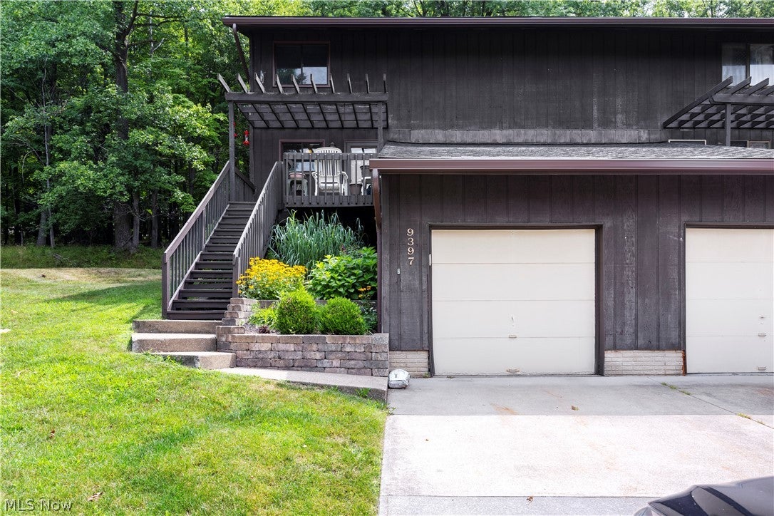 9397 Bassett Lane — photo
