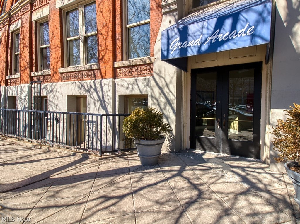 408 W Saint Clair Avenue 223 — photo