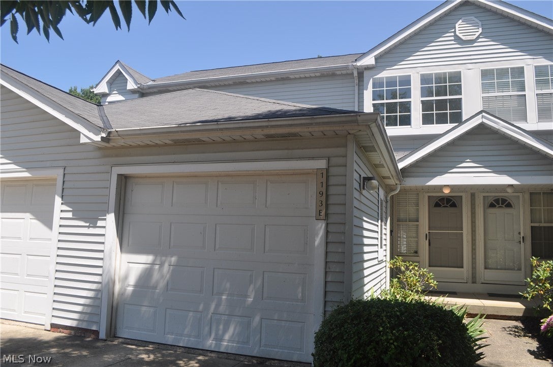 1193 Pinecrest Place E — photo