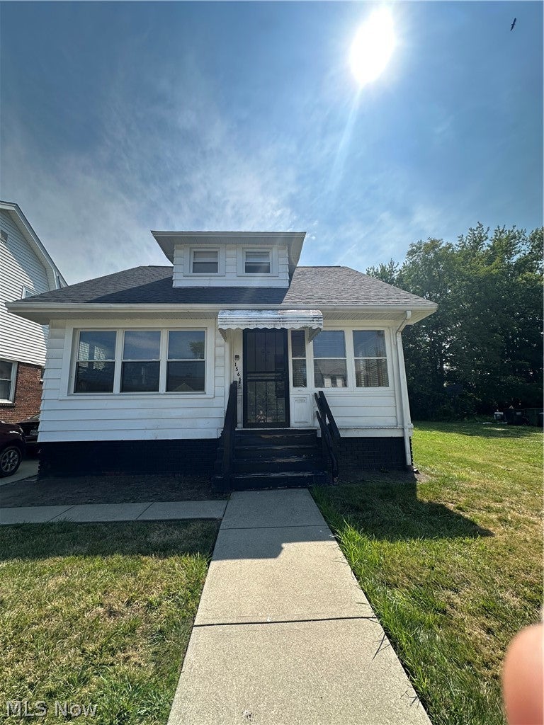 1566 E 204 Street E — photo