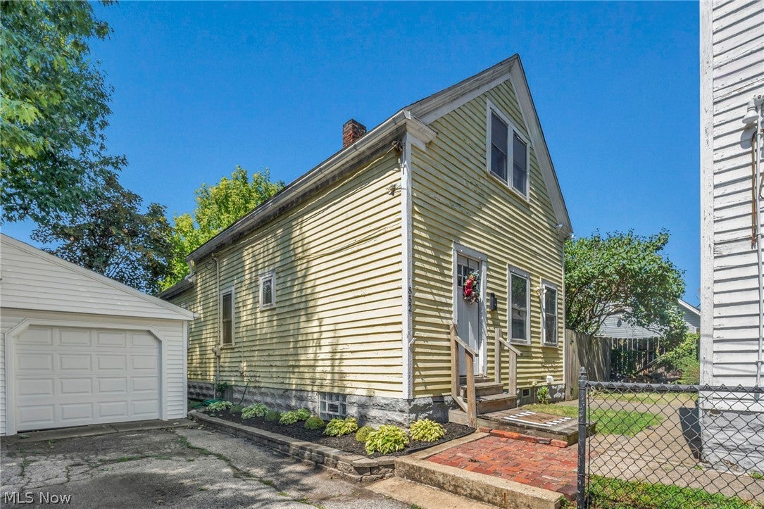 852 Starkweather — photo