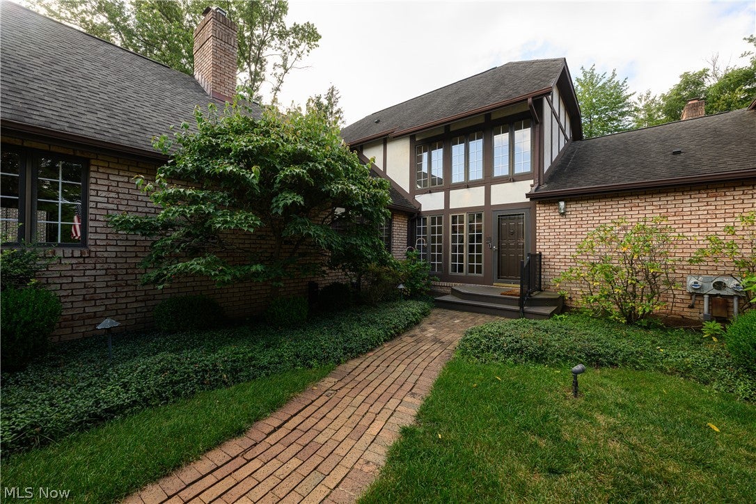 16 S Bentley Drive SE — photo