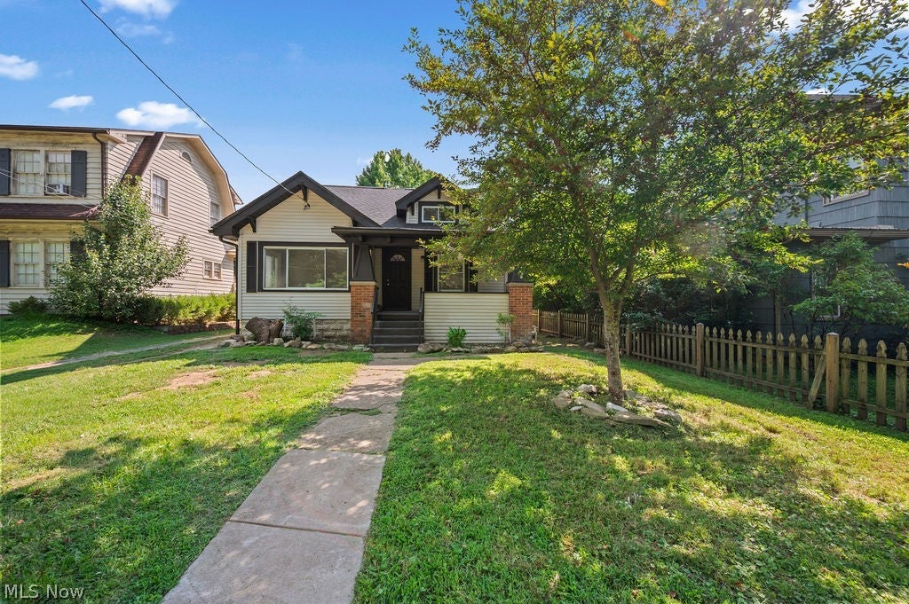 906 Lakeview Drive — photo