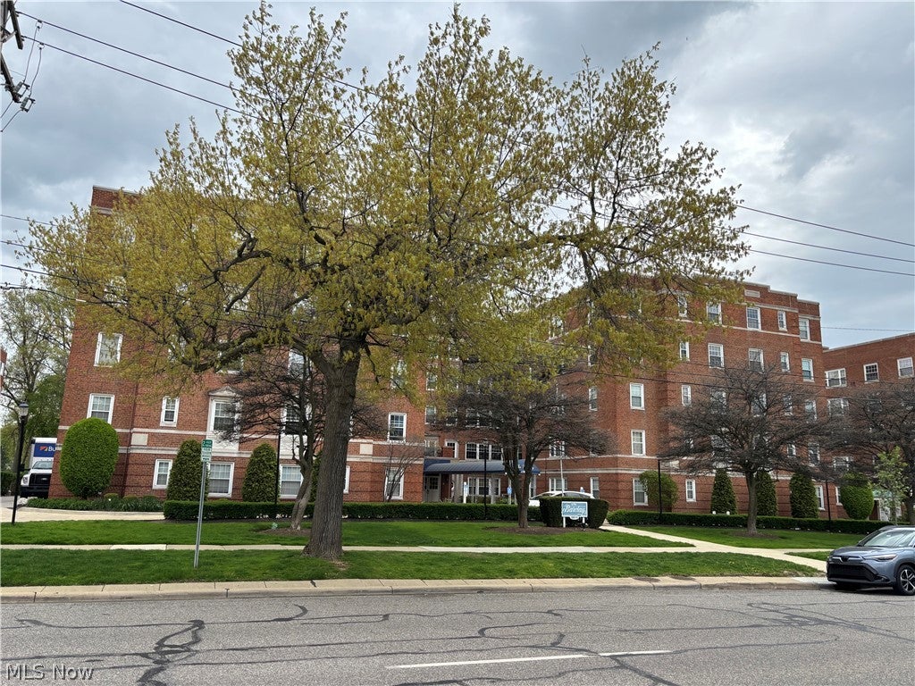 19015 Van Aken Boulevard 406 — photo