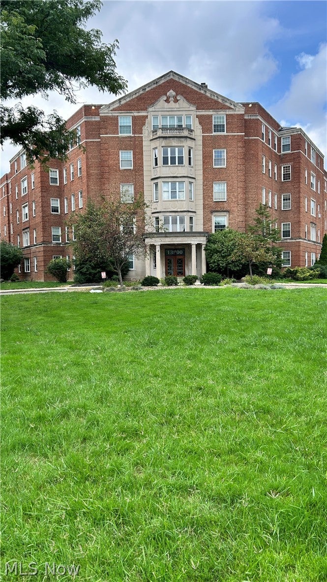 13800 Fairhill Road 318 — photo