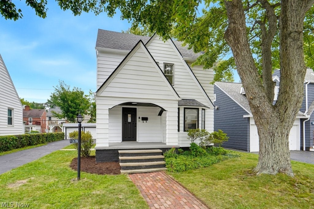 1376 Avondale Road — photo