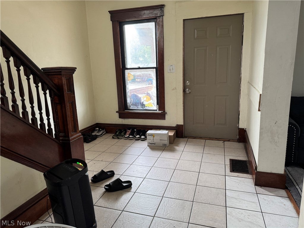 Home in Akron, OH 44304 — photo 3