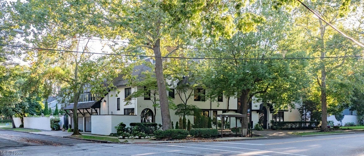 10494 Lake Shore Boulevard — photo