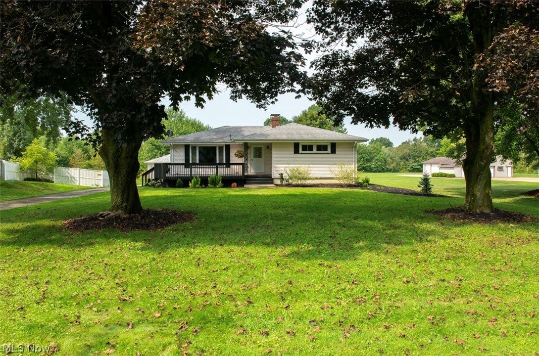 1575 Niles Cortland Road NE — photo