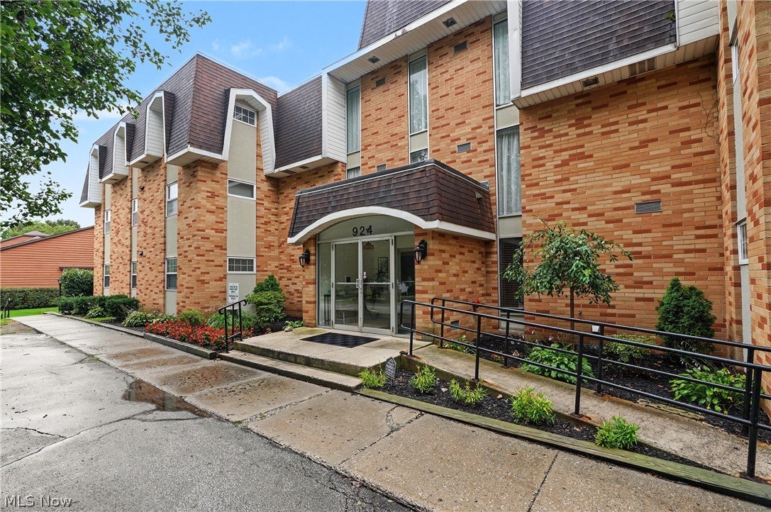 924 Memorial Parkway 104 — photo