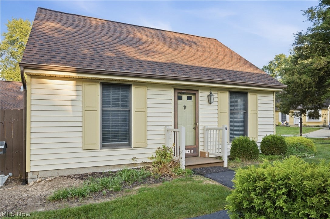 46103 New England Square D — photo