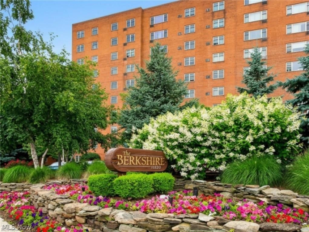 11820 Edgewater Drive 422 — photo