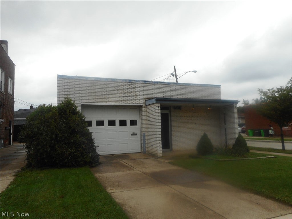 554 E 200 Street — photo