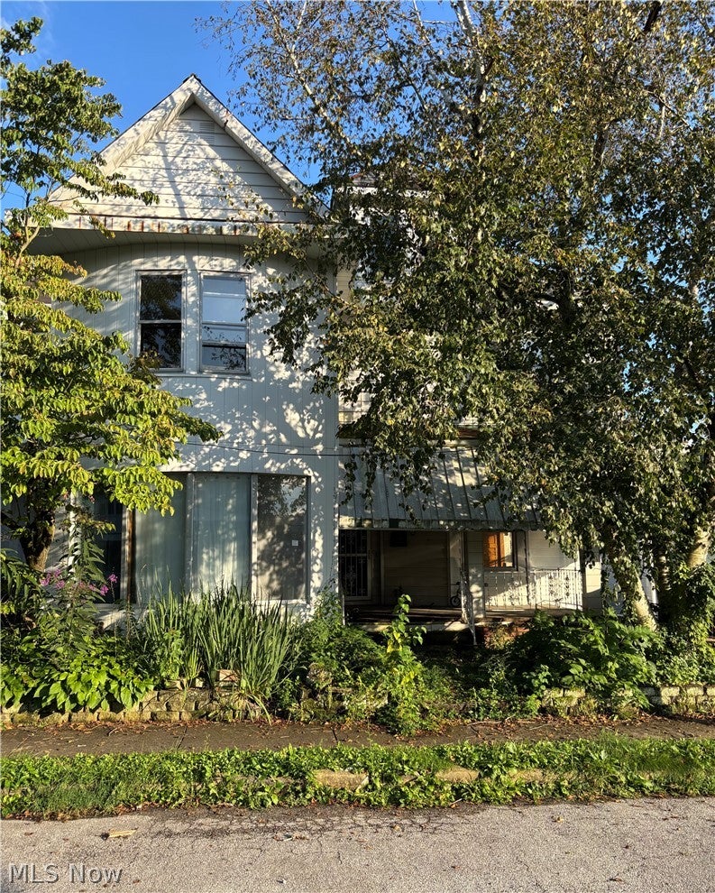 821 Main Street — photo