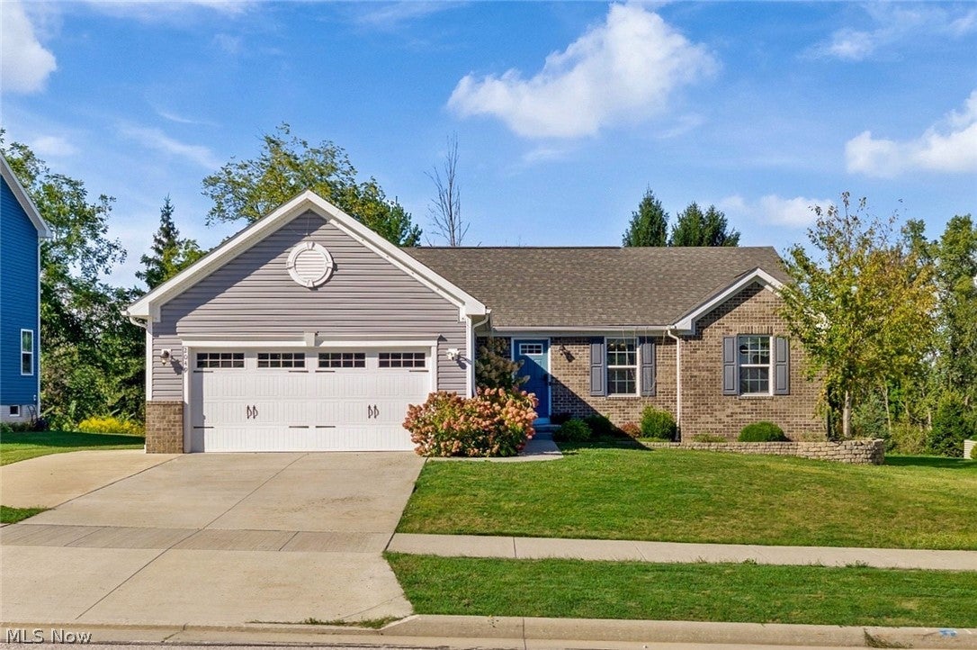 2049 W Woodland Drive — photo