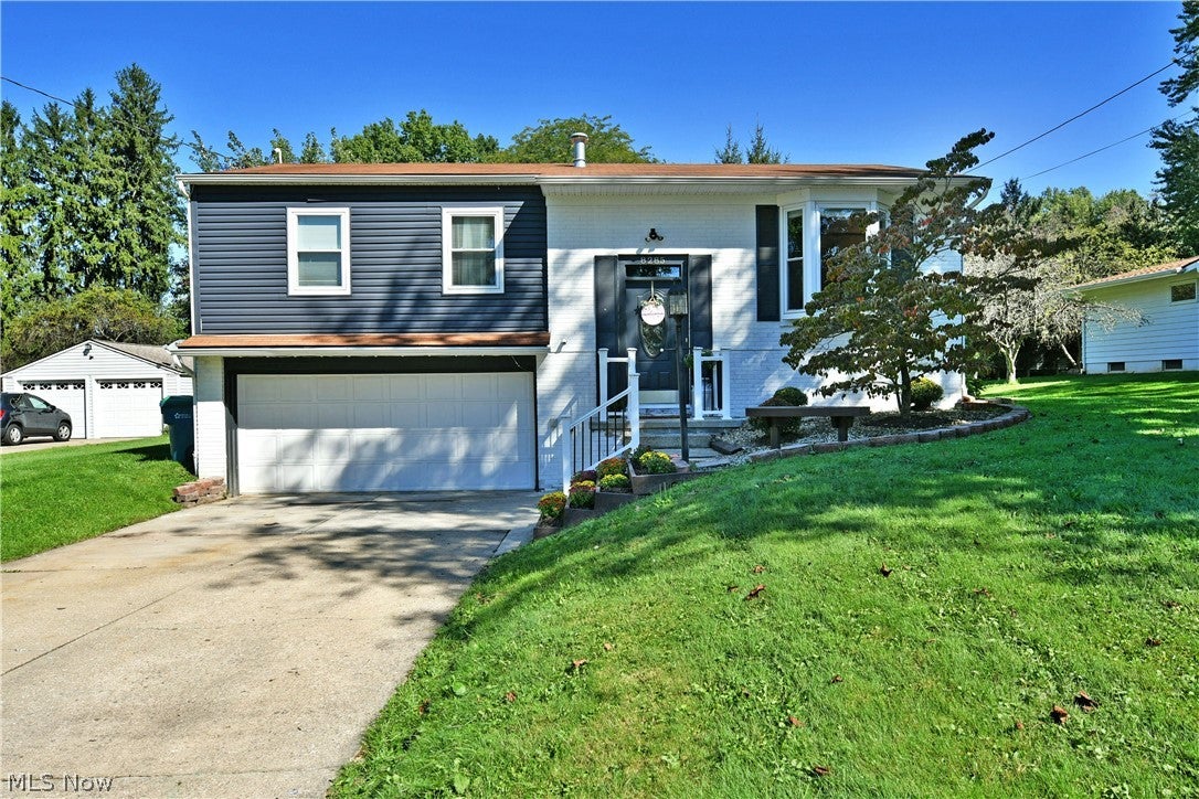 8285 Longview Drive NE — photo