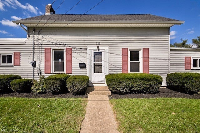 126 Lake Avenue NE — photo