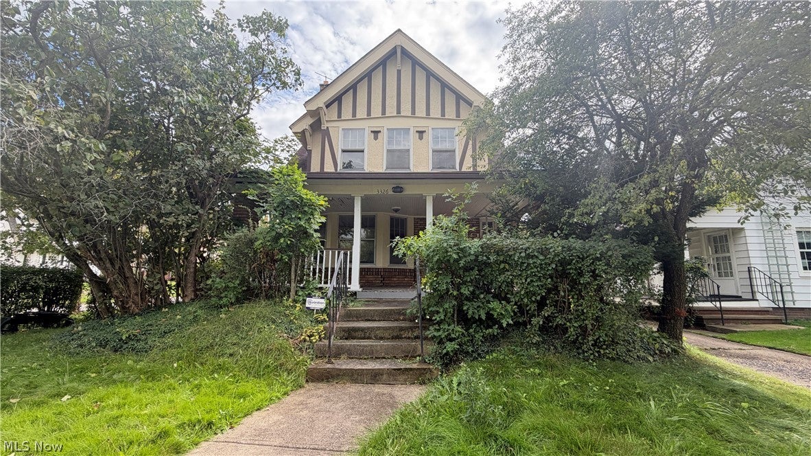 3326 E Berkshire Road E — photo