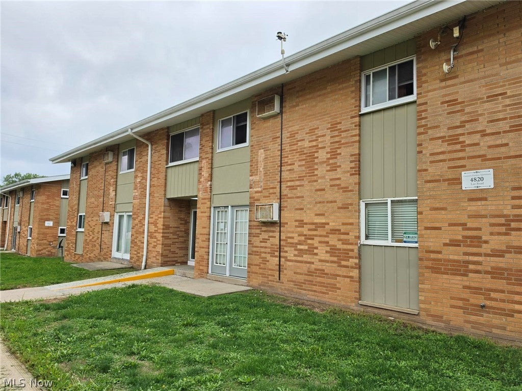 4820 Lee Road B15 — photo