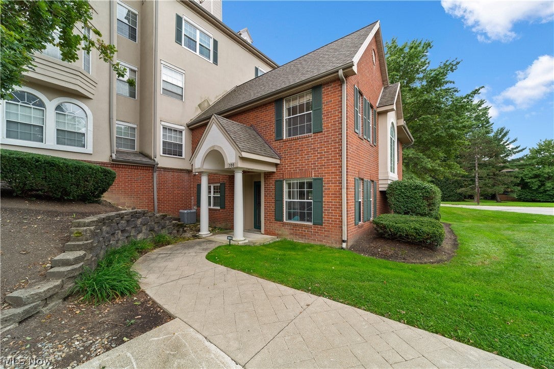 180 Fox Hollow Drive — photo
