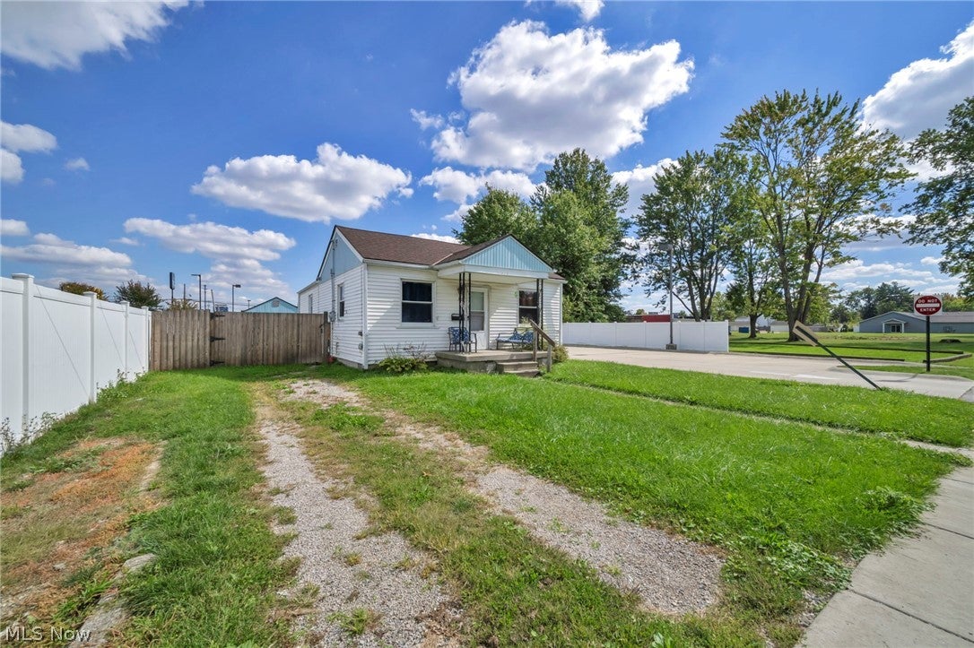 318 Longson Avenue, Elyria, OH 44035 — photo 2