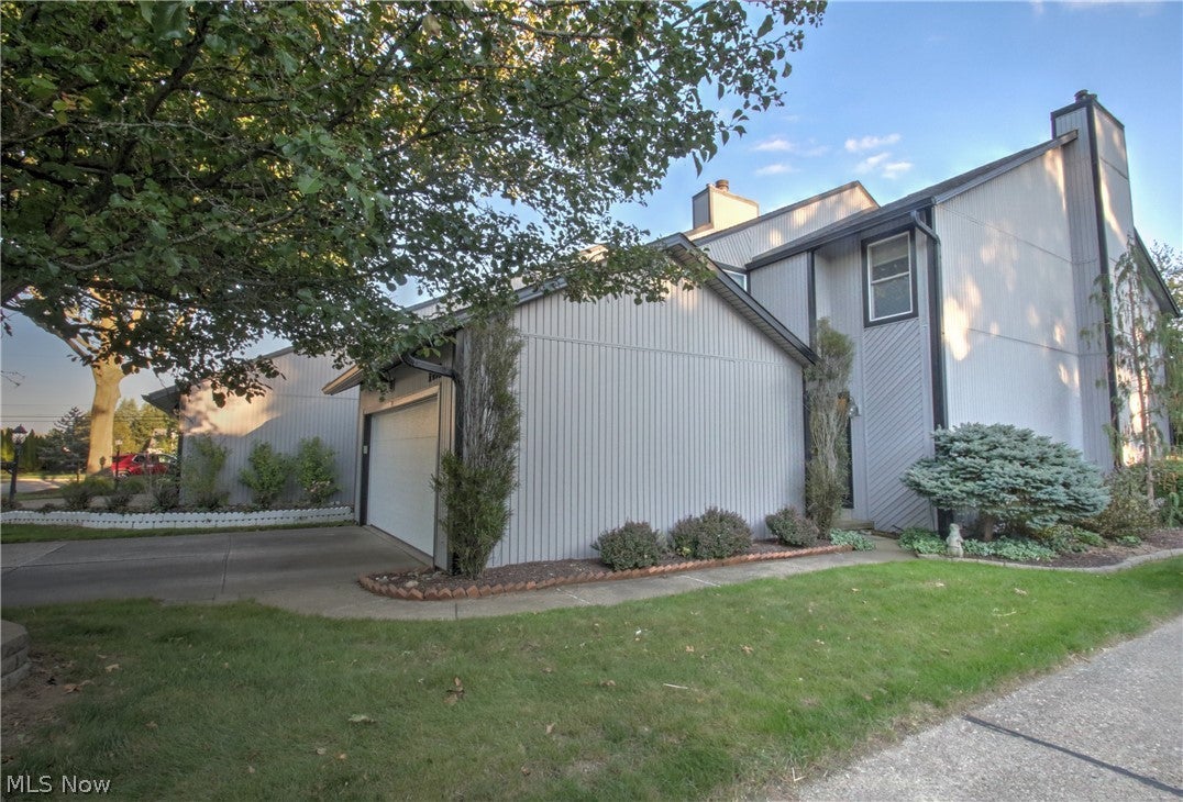 1418 Easthill Square NE — photo