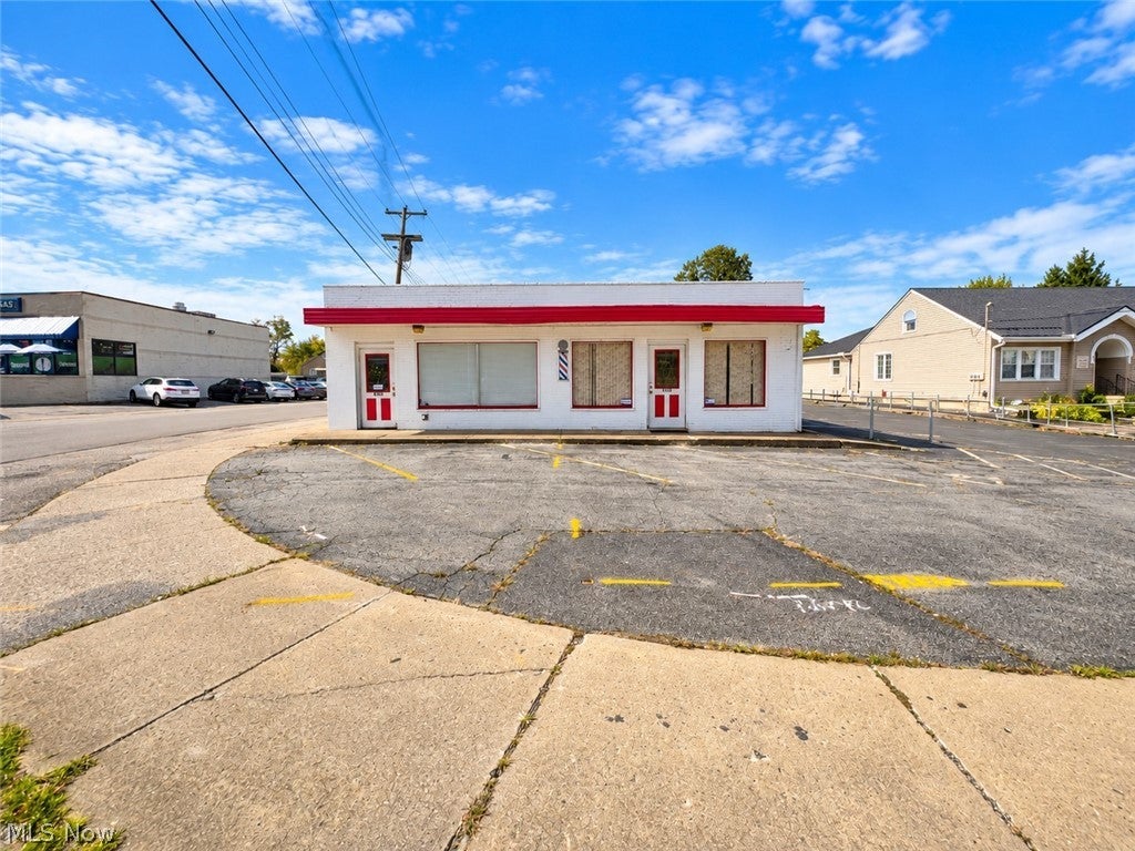 6742 Market Street — photo