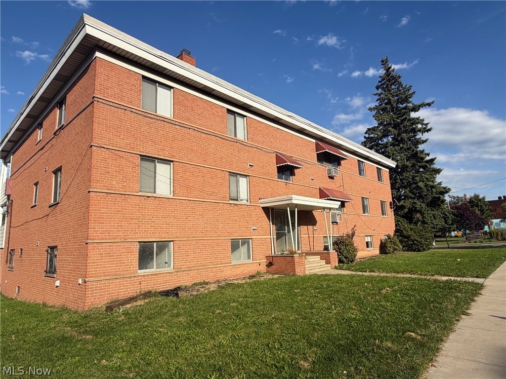 2537 Noble Road 301 — photo