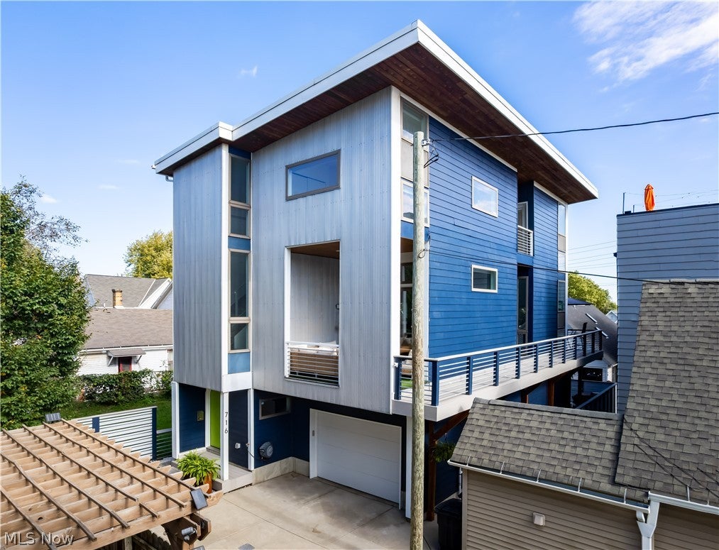 716 University Court — photo