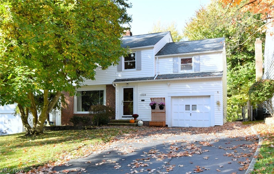 1528 Lyndhurst Road — photo