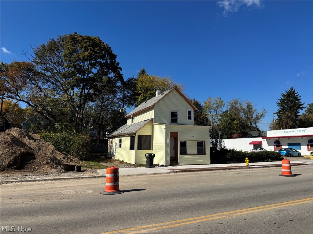 868 N Main Street — photo
