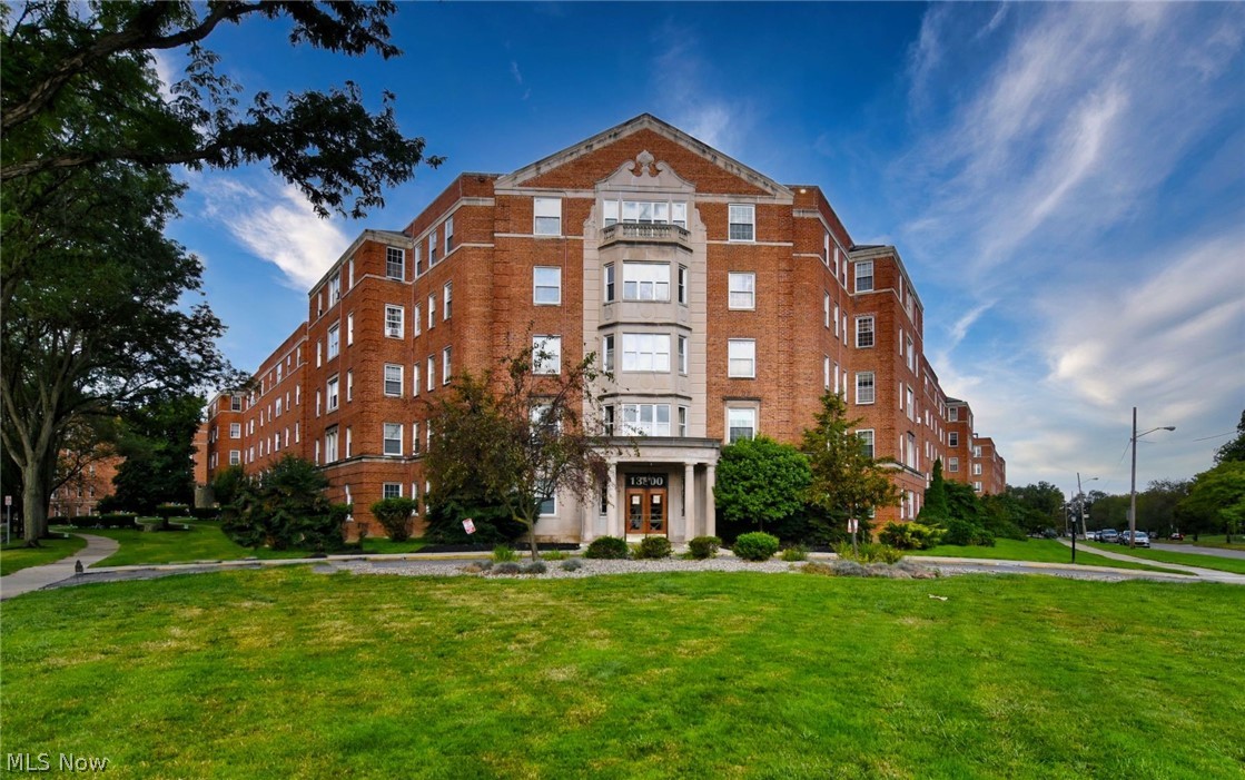 13800 Fairhill Road Unit 312 — photo