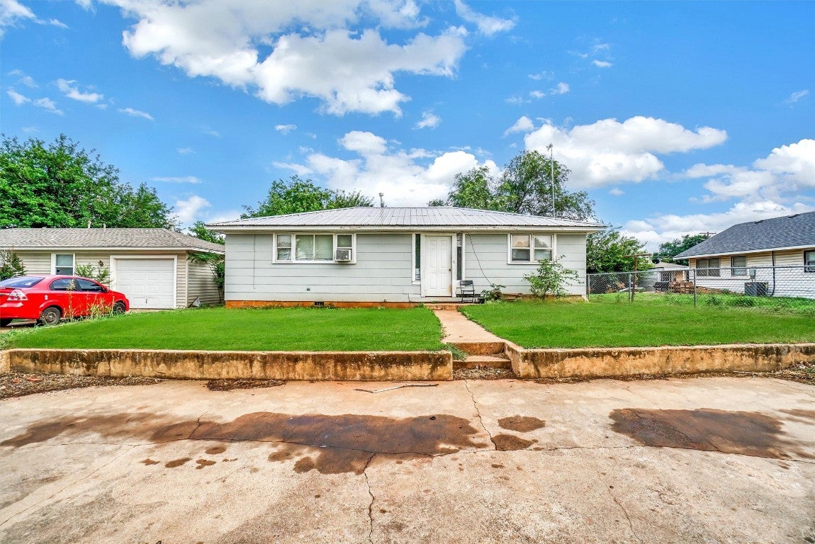 714 W Tom Stafford Street — photo