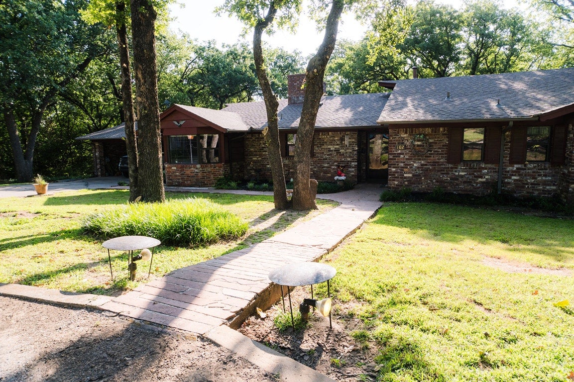 102 Twin Oaks — photo