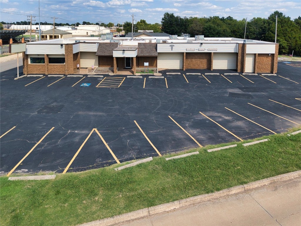 320 N Interstate Highway 35 Service Road — photo