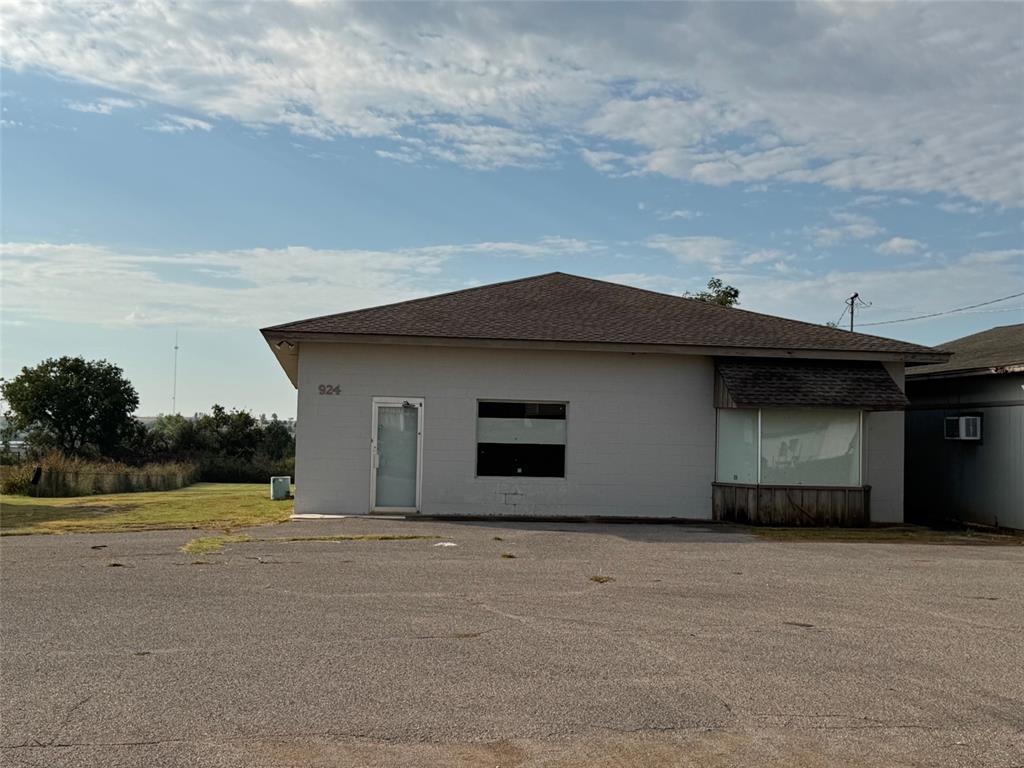 924 W Main Street — photo